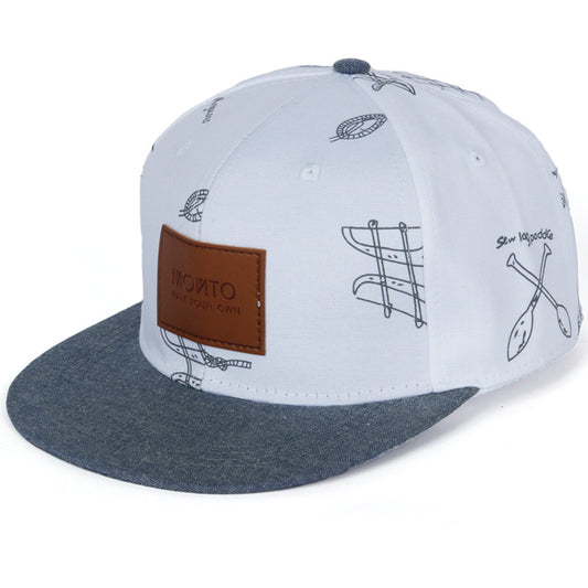 Avslappnad basebollkeps i denim med bokstavspatch och graffititryck.