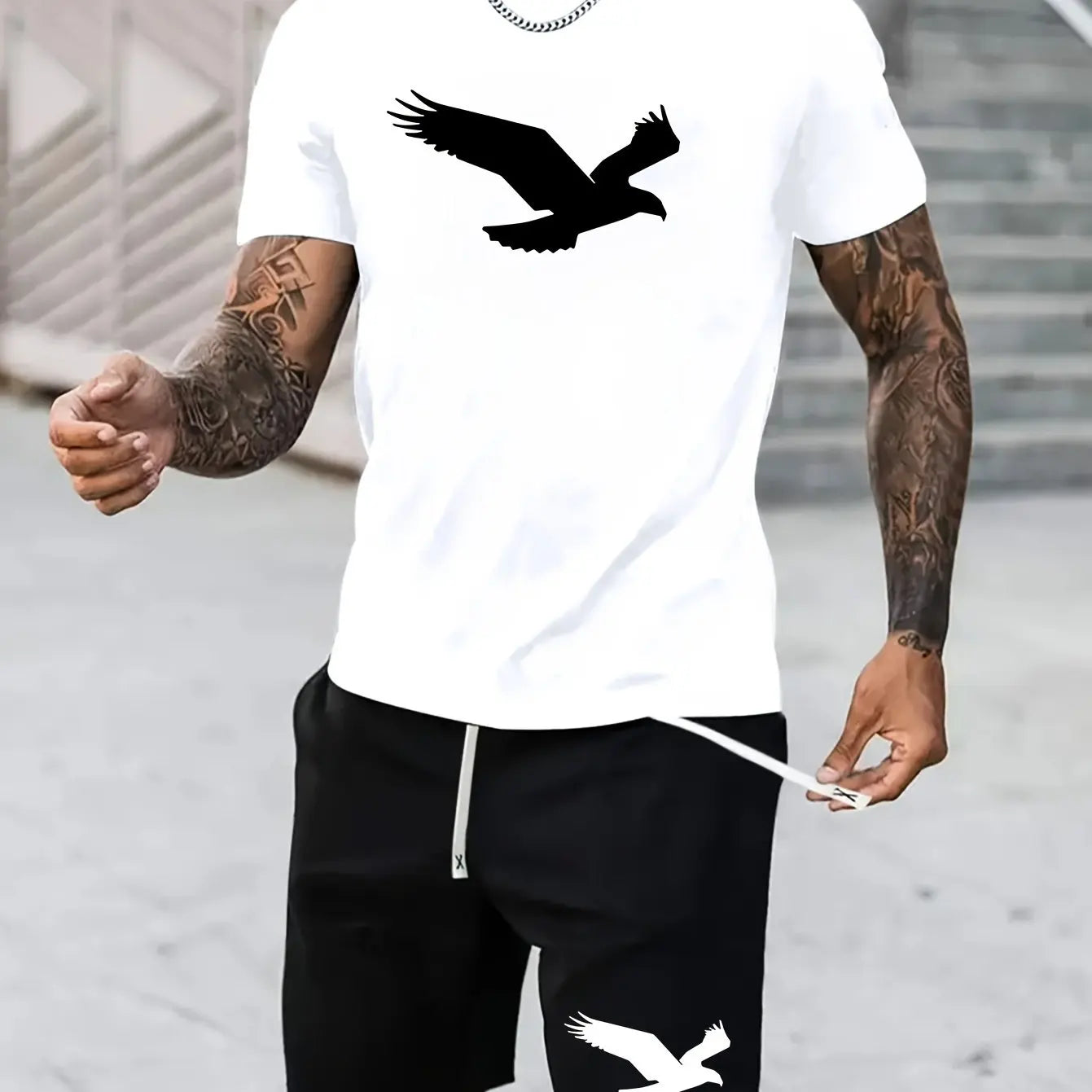 Stilren herrenset med 100 % bomull, fågelmönster, lösa rundhalsade t-shirtar och shorts för en avslappnad look.
