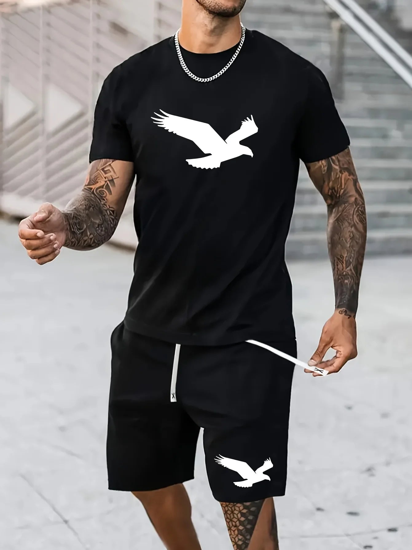 Stilren och avslappnad, men's 100 cotton T-shirt set casual oversized set med fågelmönster och shorts. Perfekt för våren!